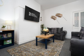 Private Yard, Free Parking & Games at Laburnum House